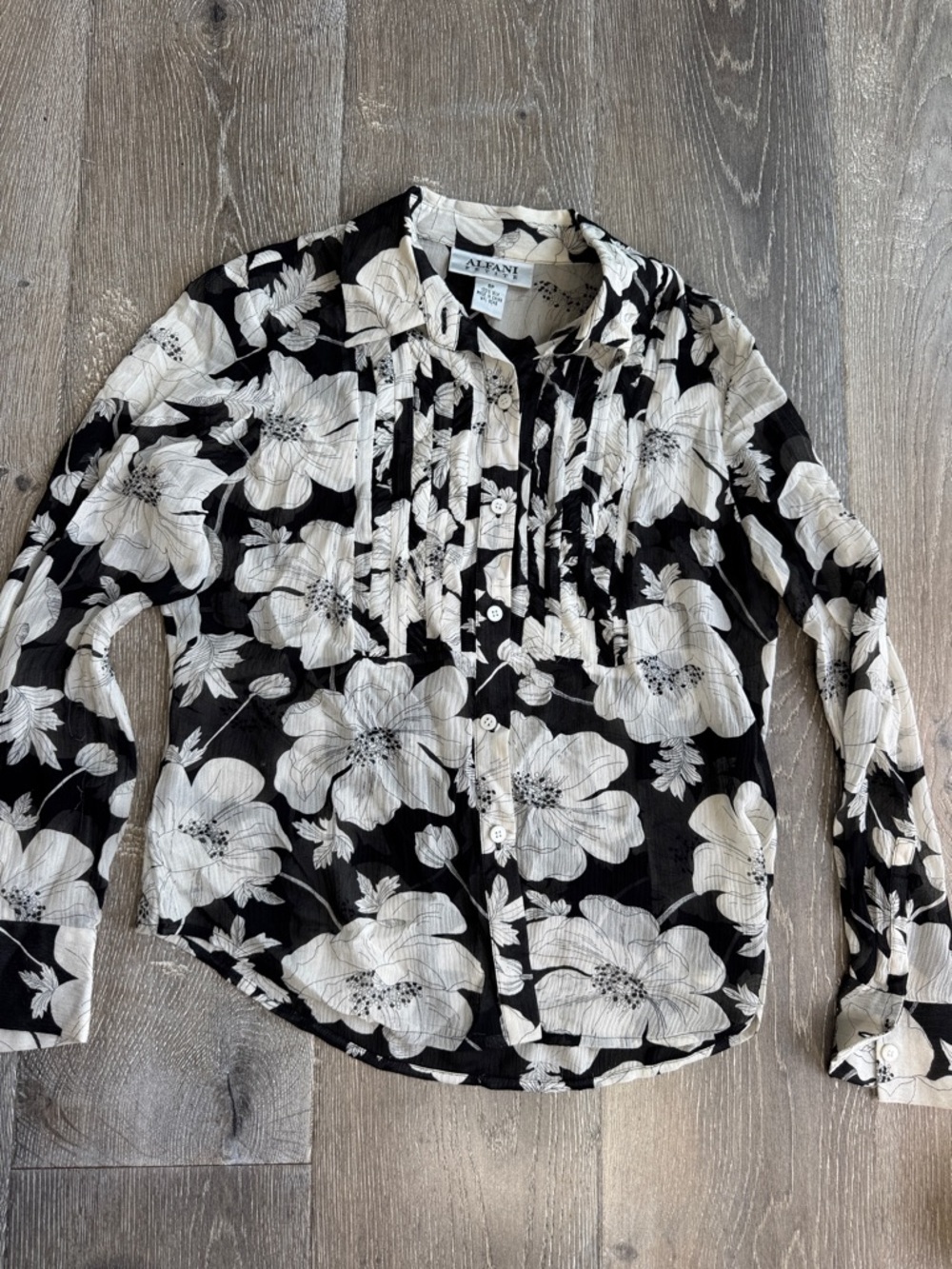 Alfani 100%silk  Black & White Floral Button-Down Blouse 0560